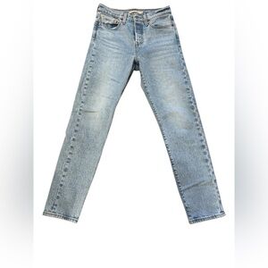 Excellent preowned condition Wedgie high rise Levi's Light Blue Jeans size 25